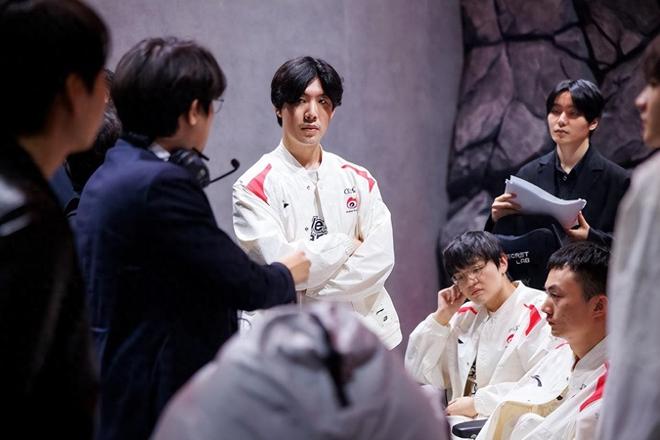 边后卫内收 边后卫内收